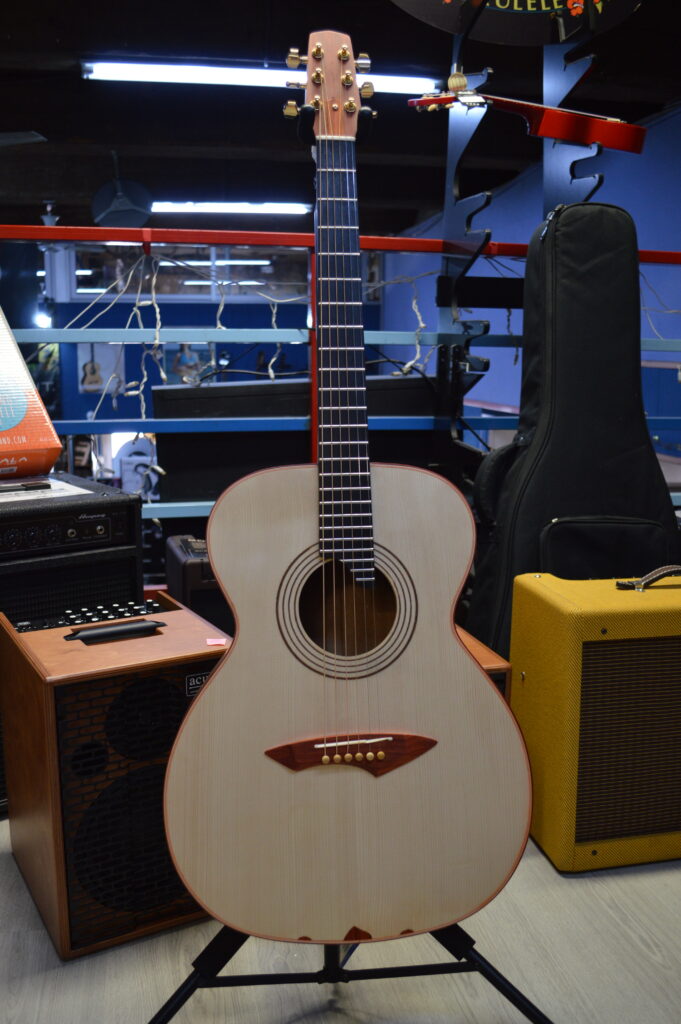 guitare guitar guitare de luthier guitare folk accoustic acoustique guitares narbonne guitare aude guitare electique artisanal